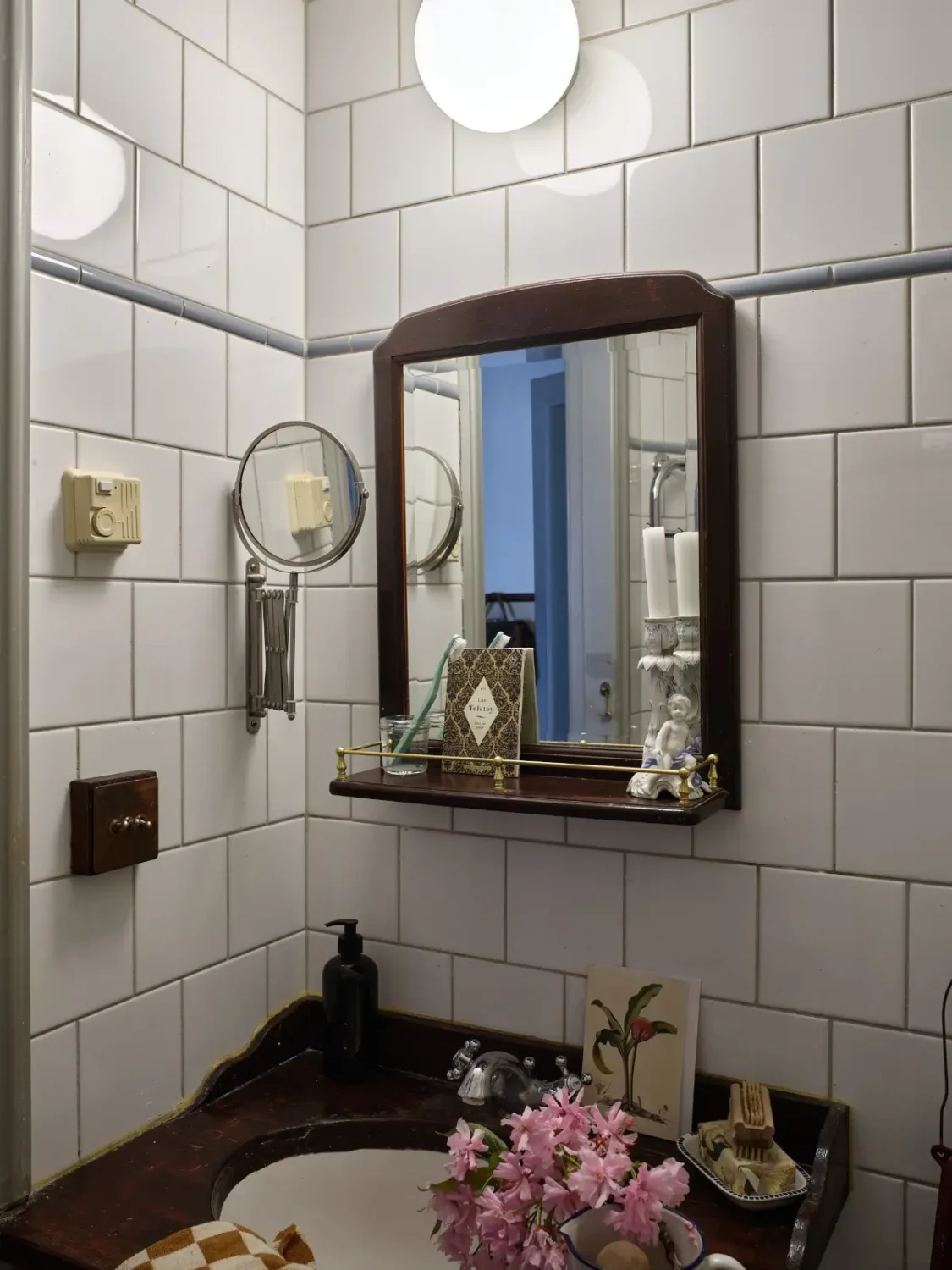 Period Character and William Morris Wallpaper in a Romantic Stockholm Apartment 31 romantic-vintage-apartment-period-details-wallpaper-stockholm-nordroom