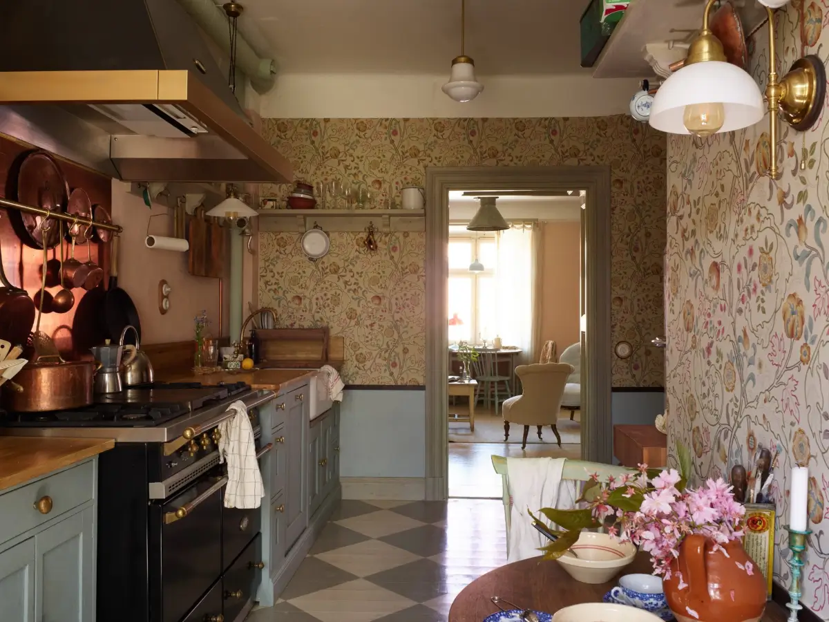 Period Character and William Morris Wallpaper in a Romantic Stockholm Apartment 8 romantic-vintage-apartment-period-details-wallpaper-stockholm-nordroom