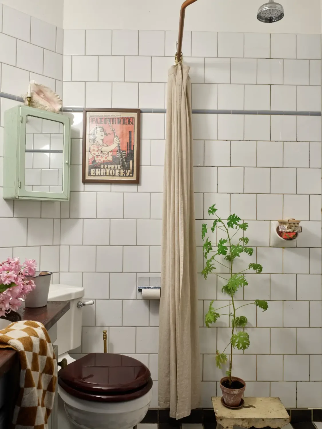 Period Character and William Morris Wallpaper in a Romantic Stockholm Apartment 29 romantic-vintage-apartment-period-details-wallpaper-stockholm-nordroom