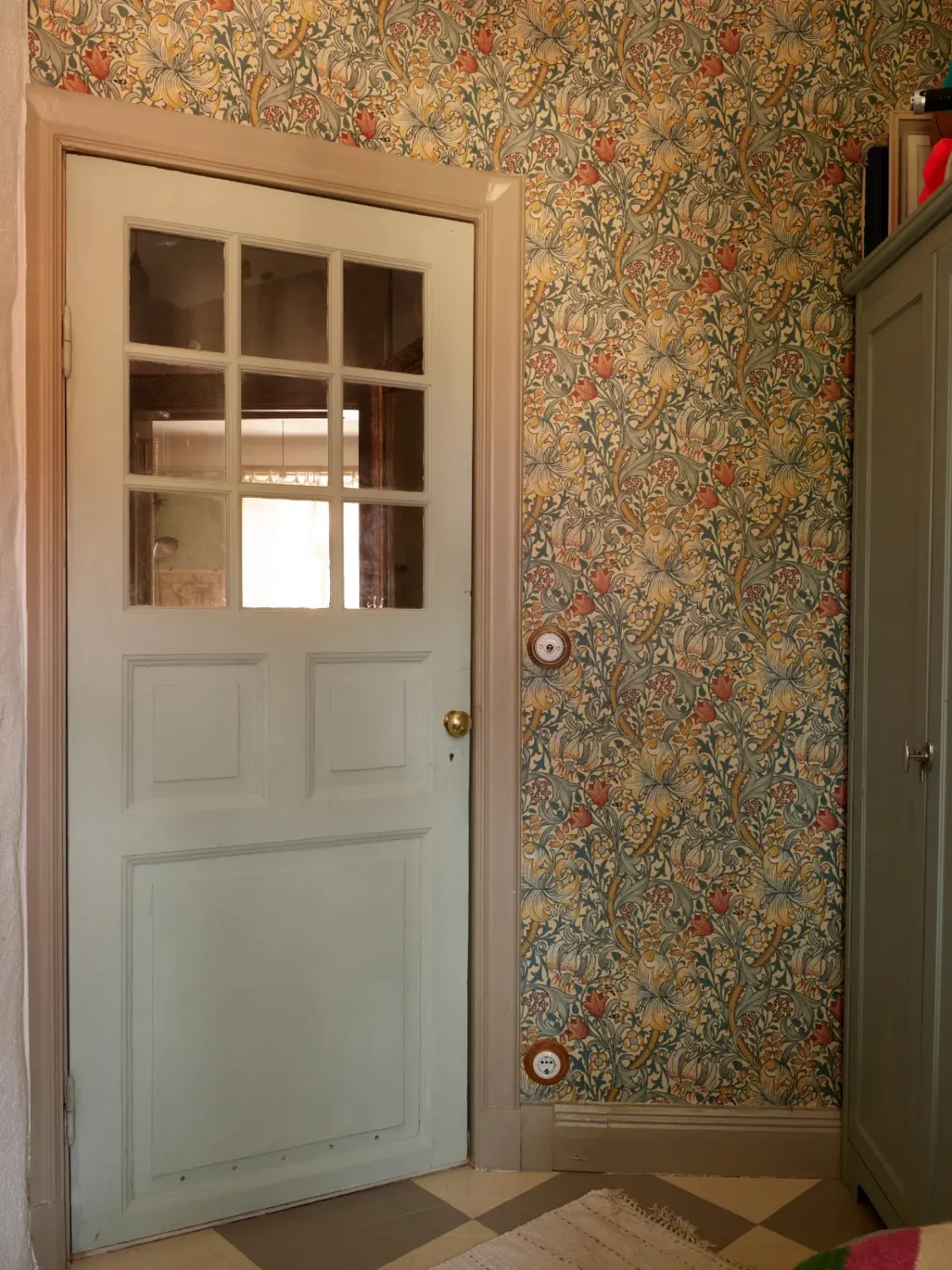 Period Character and William Morris Wallpaper in a Romantic Stockholm Apartment 28 romantic-vintage-apartment-period-details-wallpaper-stockholm-nordroom