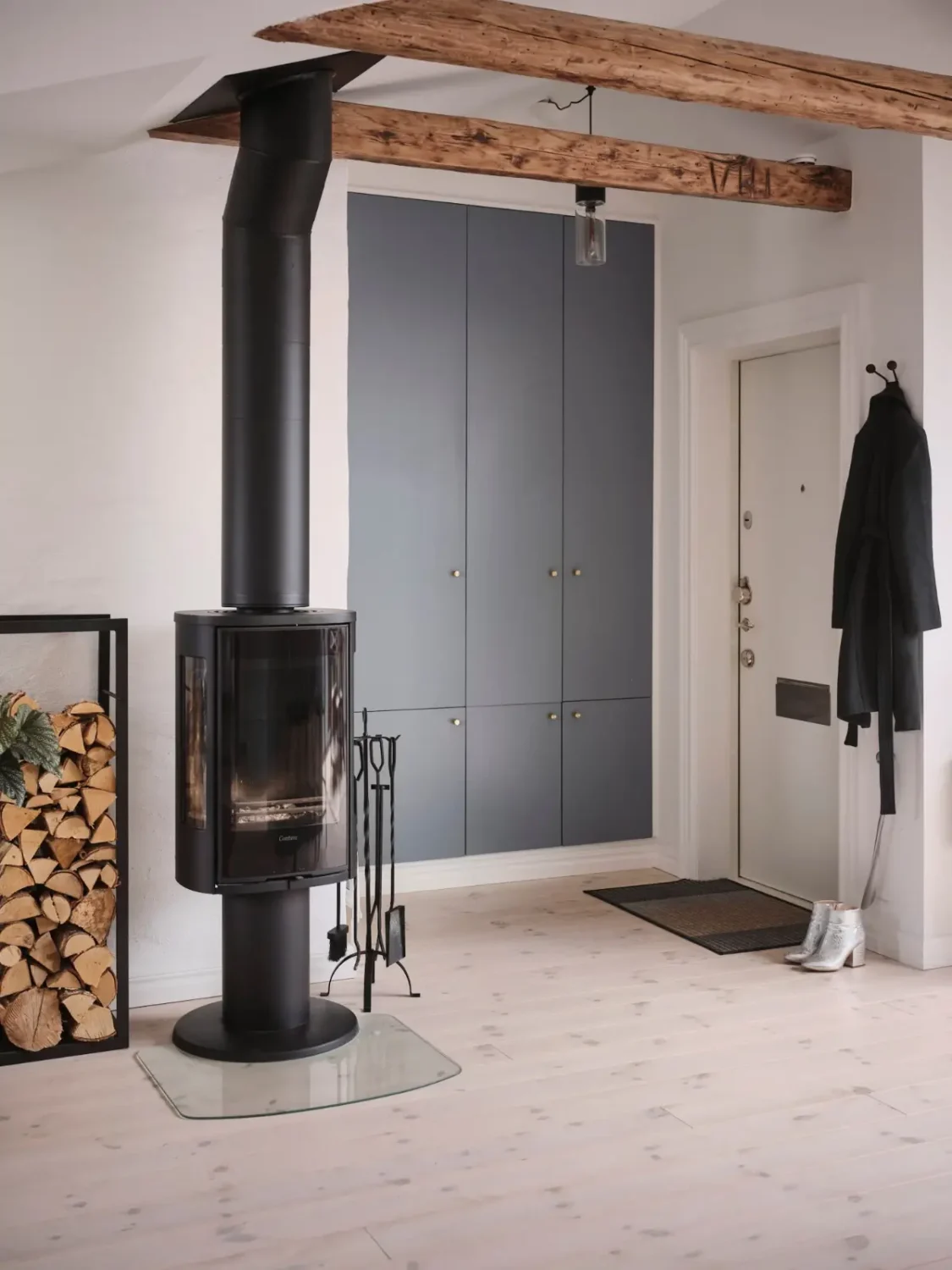 A Modern Attic Apartment with Exposed Beams in a 19th Century Building 24 scandinavian-attic-apartment-wooden-beams-slanted-ceilings-nordroom