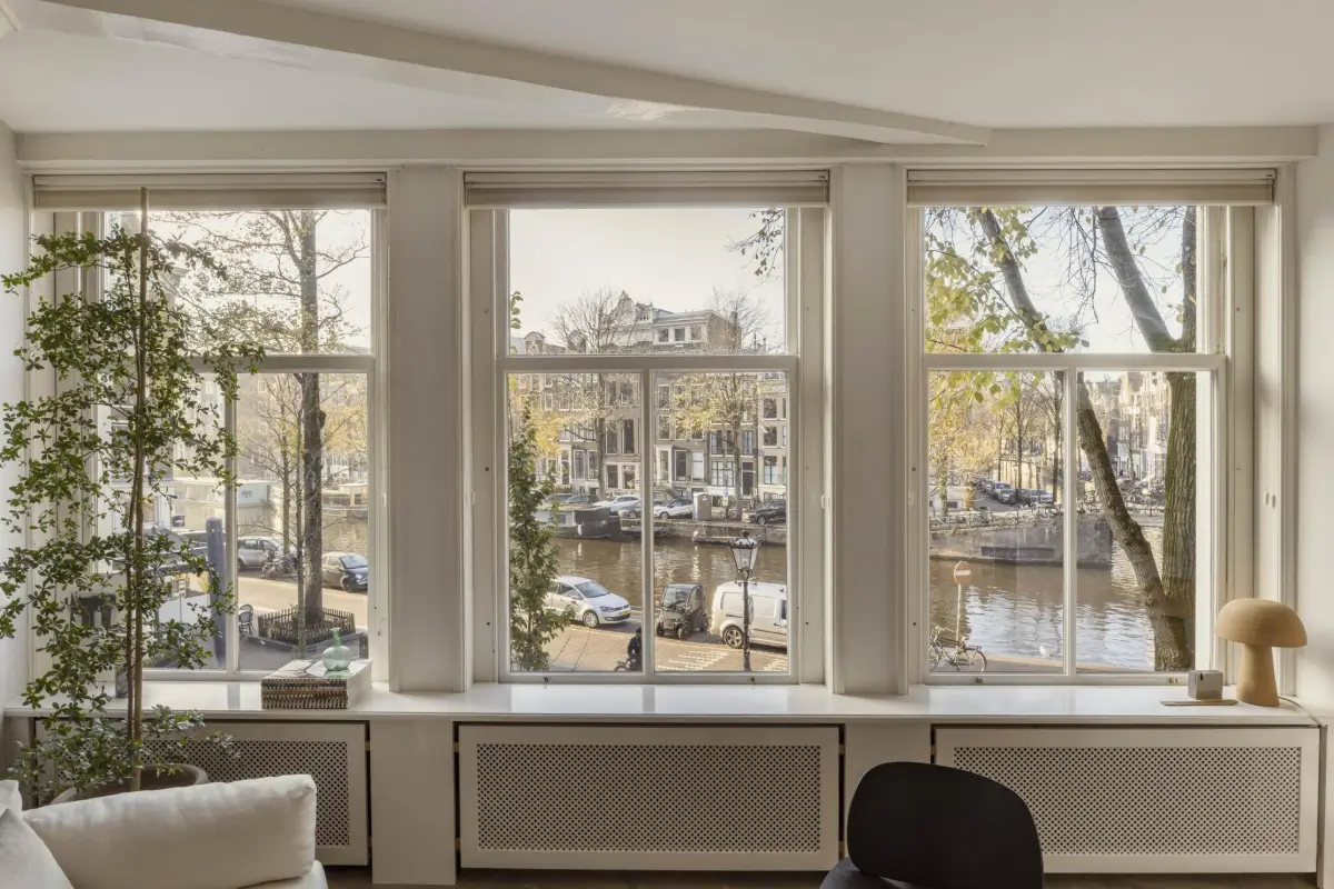 A Small, Elegant Apartment in a 19th-Century Amsterdam Canal House 3 small-amsterdam-apartment-canal-views