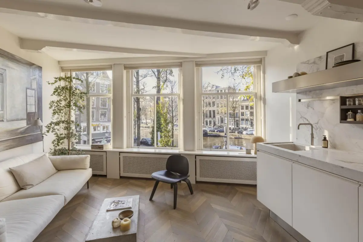 A Small, Elegant Apartment in a 19th-Century Amsterdam Canal House 6 small-amsterdam-apartment-canal-views