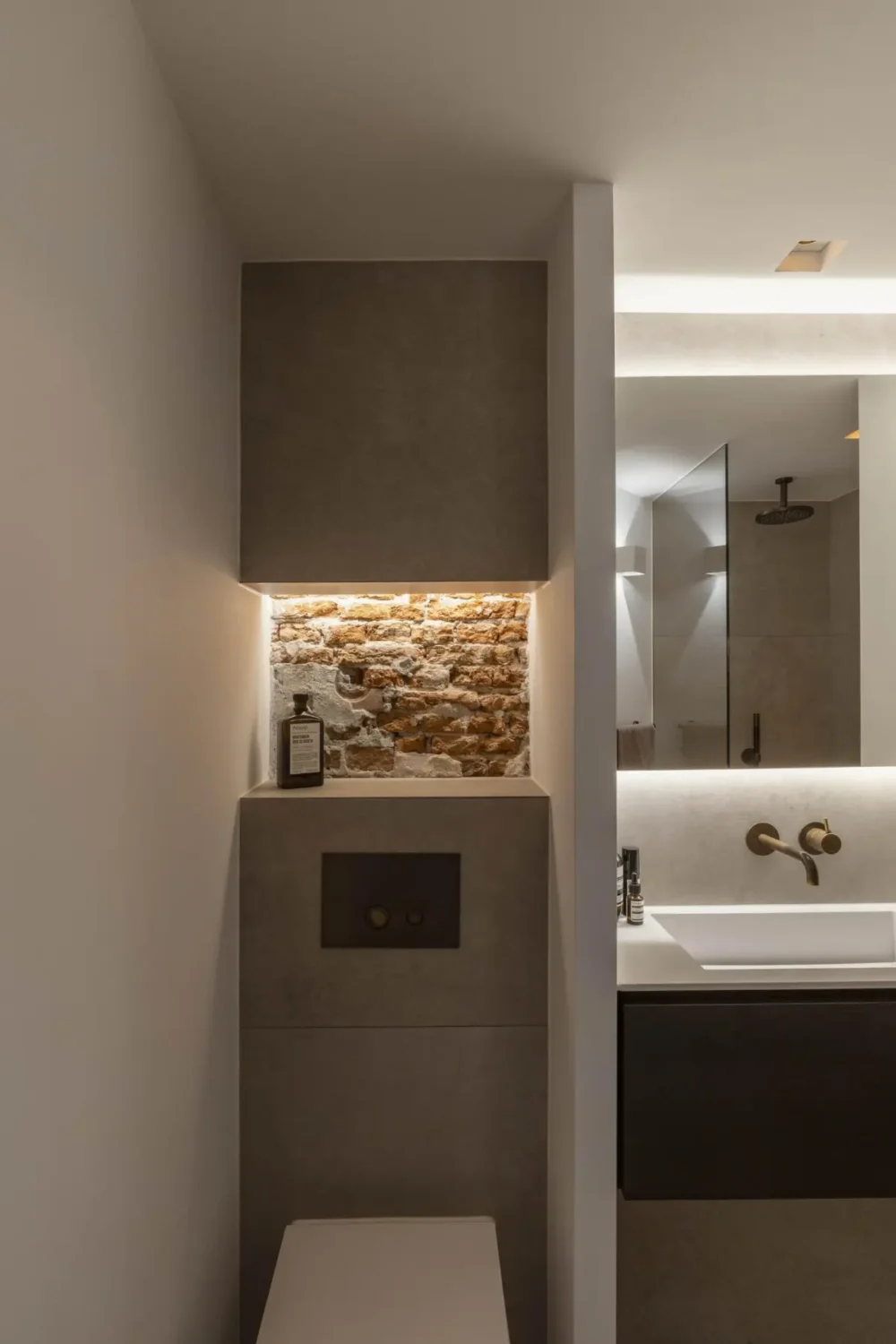 A Small, Elegant Apartment in a 19th-Century Amsterdam Canal House 21 small-amsterdam-apartment-canal-views