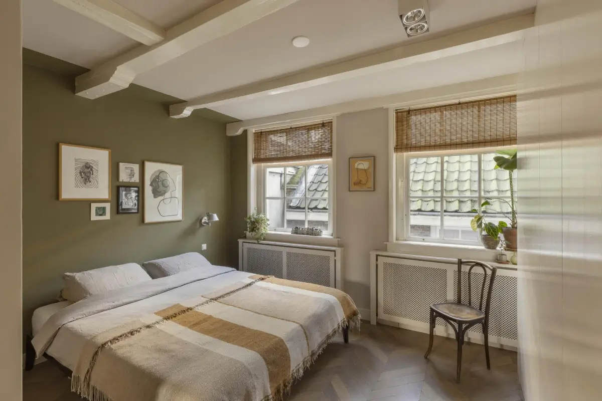 A Small, Elegant Apartment in a 19th-Century Amsterdam Canal House 13 small-amsterdam-apartment-canal-views