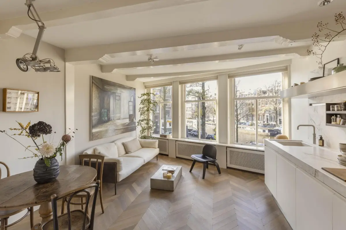 small-amsterdam-apartment-canal-views