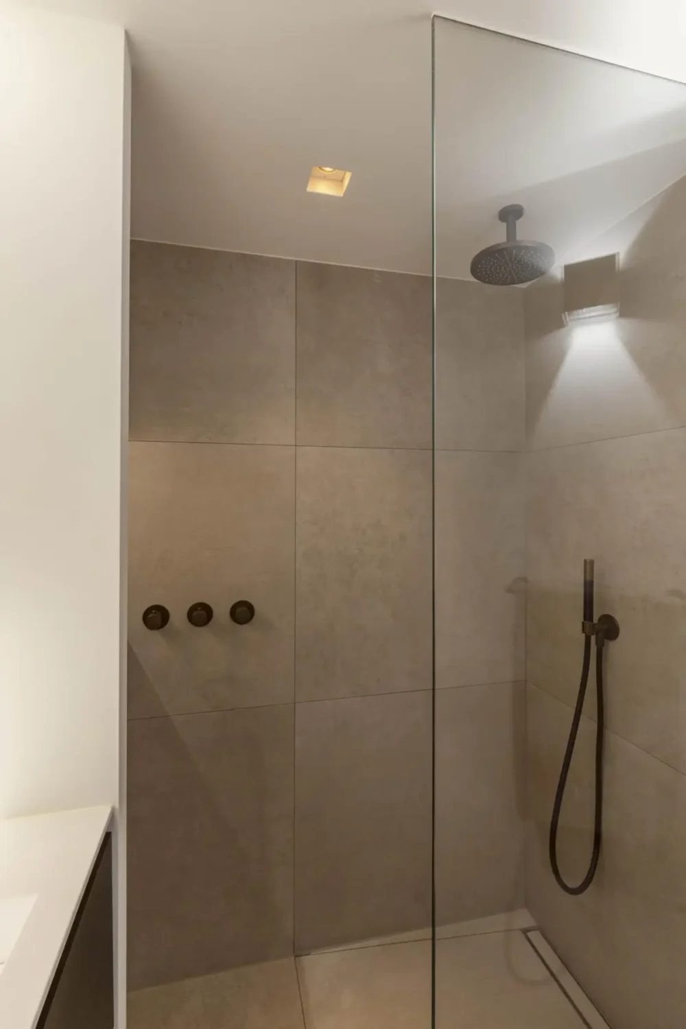 A Small, Elegant Apartment in a 19th-Century Amsterdam Canal House 20 small-amsterdam-apartment-canal-views