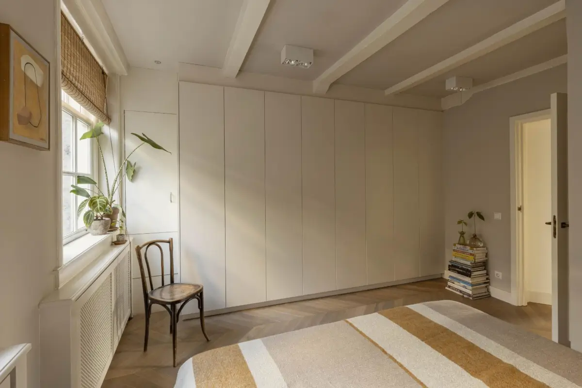 A Small, Elegant Apartment in a 19th-Century Amsterdam Canal House 18 small-amsterdam-apartment-canal-views