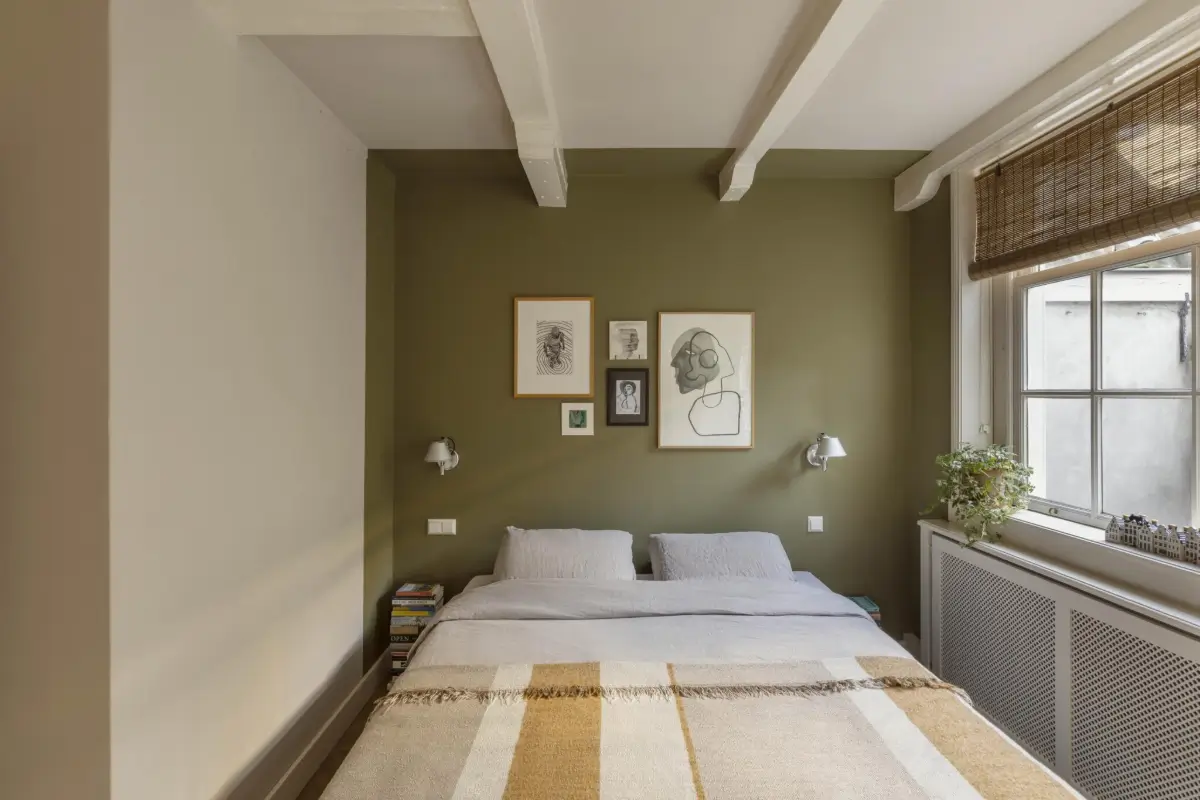 A Small, Elegant Apartment in a 19th-Century Amsterdam Canal House 16 small-amsterdam-apartment-canal-views