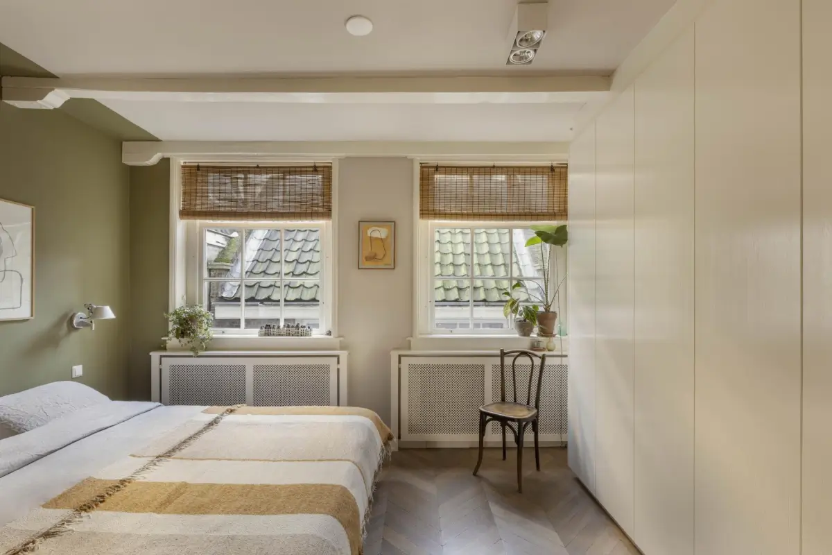 A Small, Elegant Apartment in a 19th-Century Amsterdam Canal House 15 small-amsterdam-apartment-canal-views