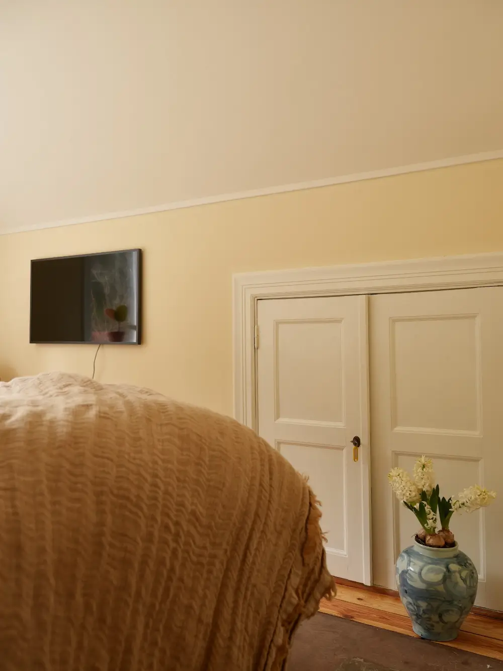 Warm Yellow Walls in a Charming 1920s House in Stockholm 26 beige-yellow-interiors-small-villa-sweden-nordroom