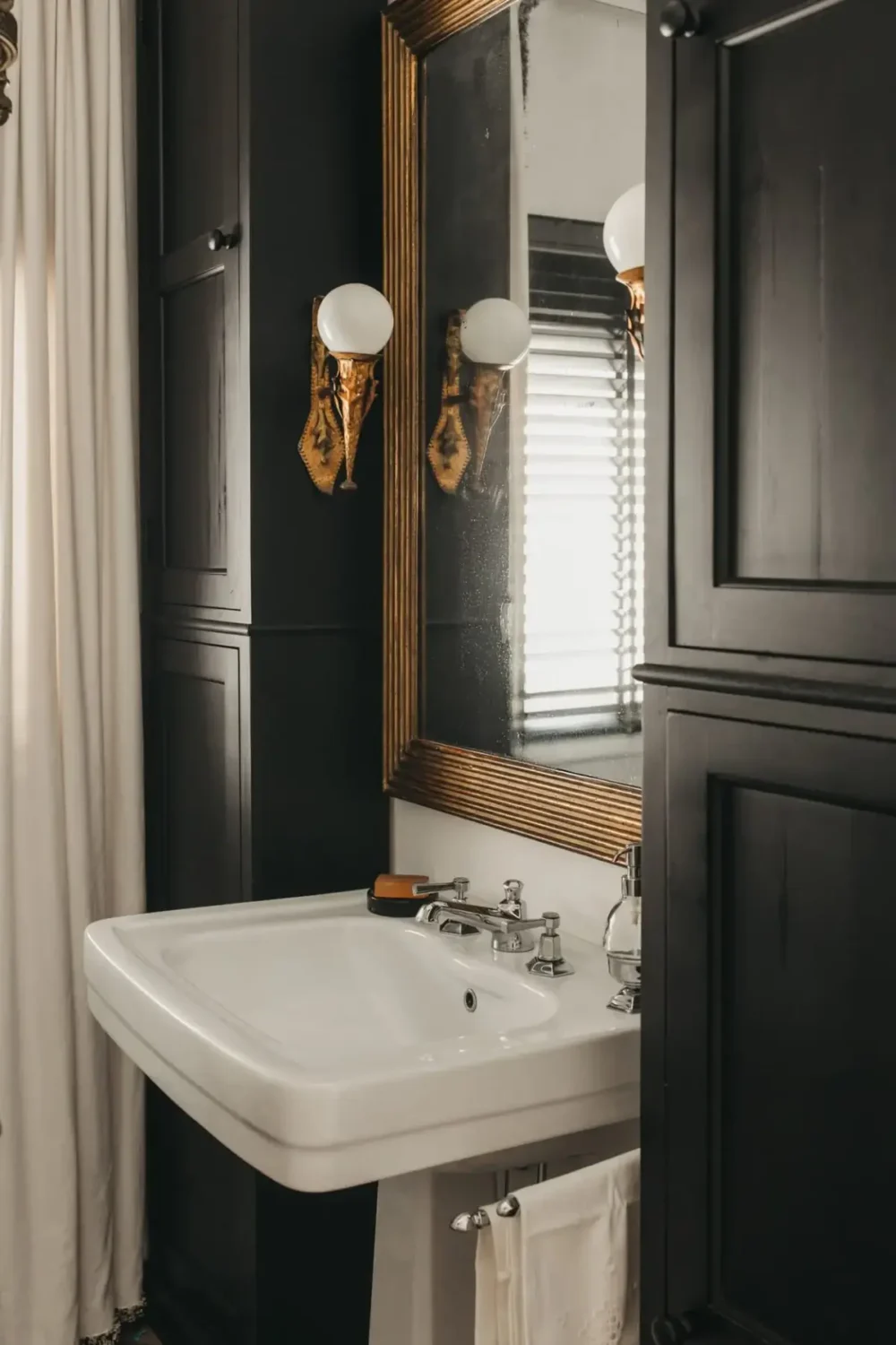 A Renovated Late 19th Century Menorca Townhouse with A Large Tropical Garden 15 can-riad-menorca-nordroom