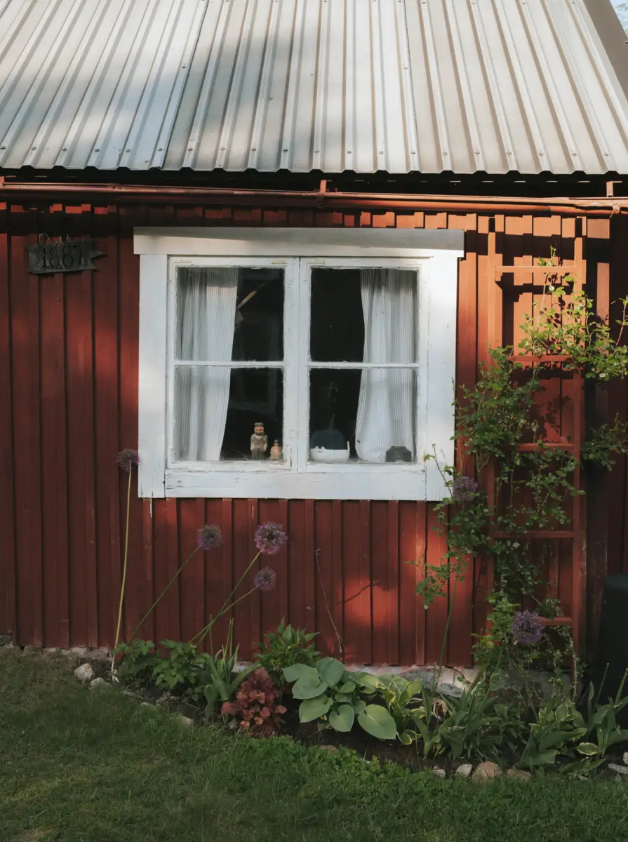 A Cozy 19th-Century Swedish Cottage Surrounded by Forest 34 charming-19th-century-cottage-sweden