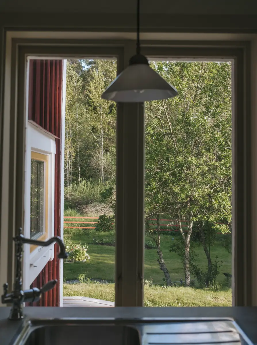 A Cozy 19th-Century Swedish Cottage Surrounded by Forest 9 charming-19th-century-cottage-sweden