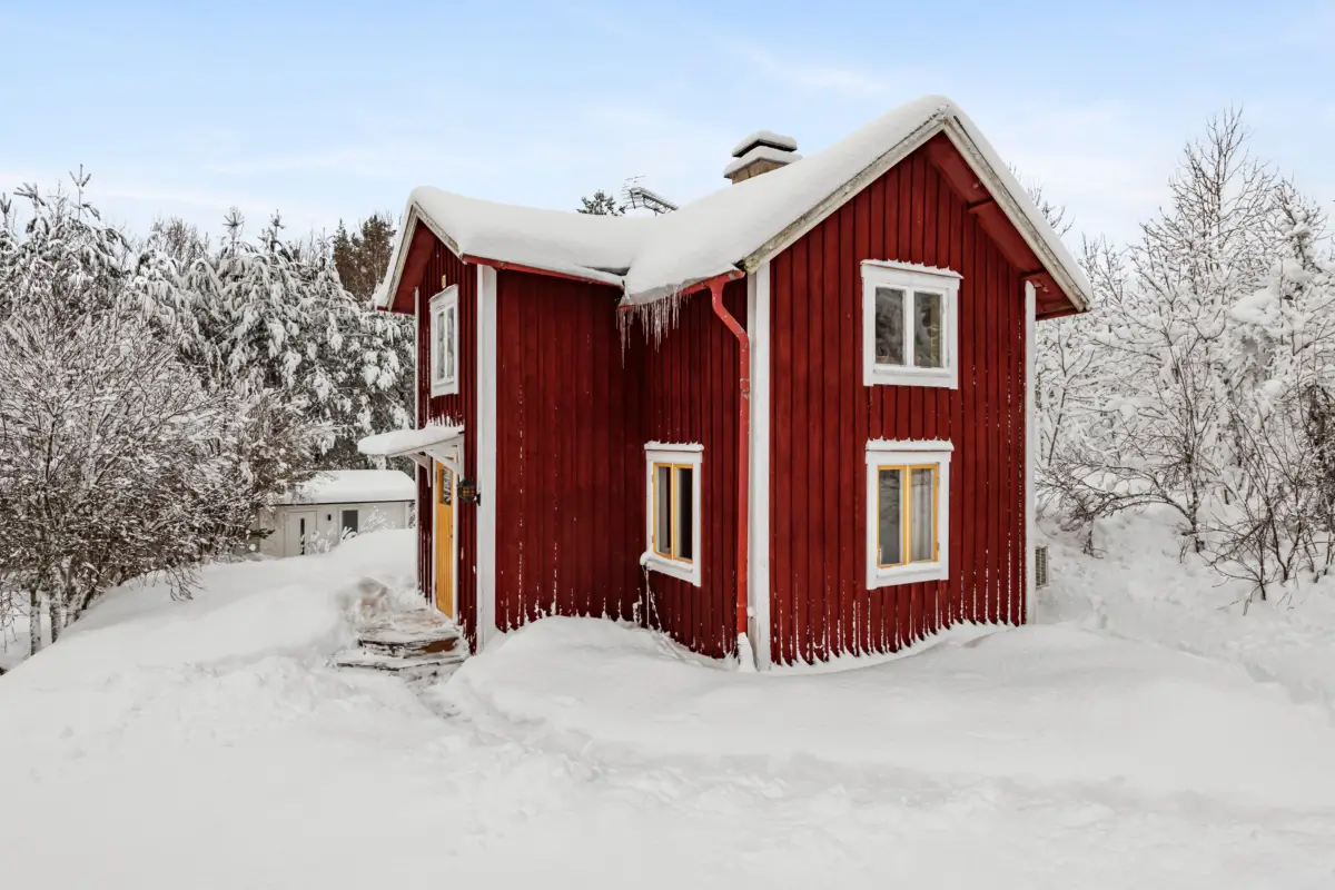 A Cozy 19th-Century Swedish Cottage Surrounded by Forest 1 charming-19th-century-cottage-sweden