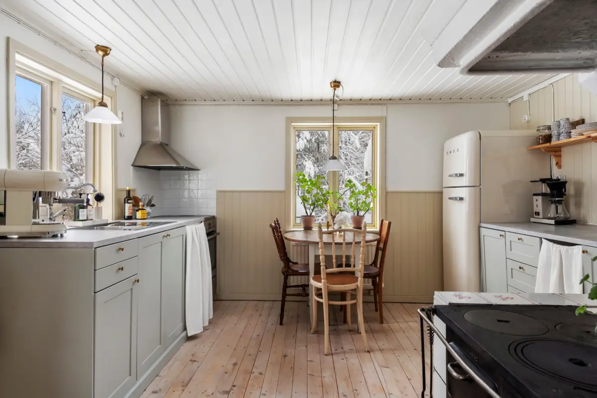 A Cozy 19th-Century Swedish Cottage Surrounded by Forest 3 charming-19th-century-cottage-sweden