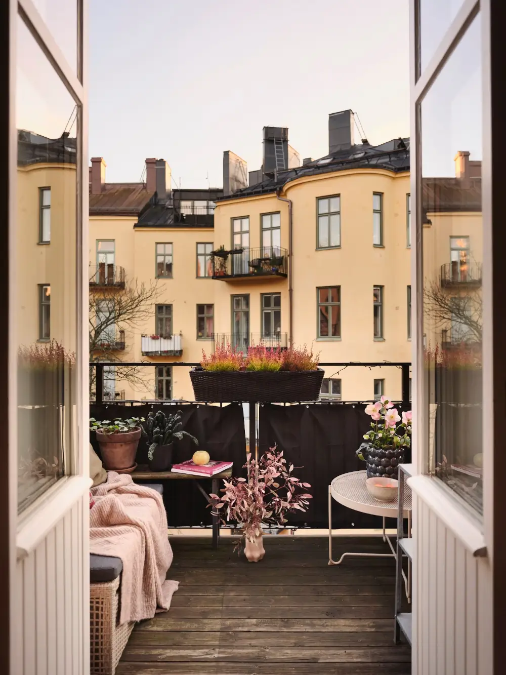 A Gray Turn-of-the-Century Apartment with a Green Kitchen 6 gray-turn-of-the-century-stockholm-apartment-green-kitchen-nordroom