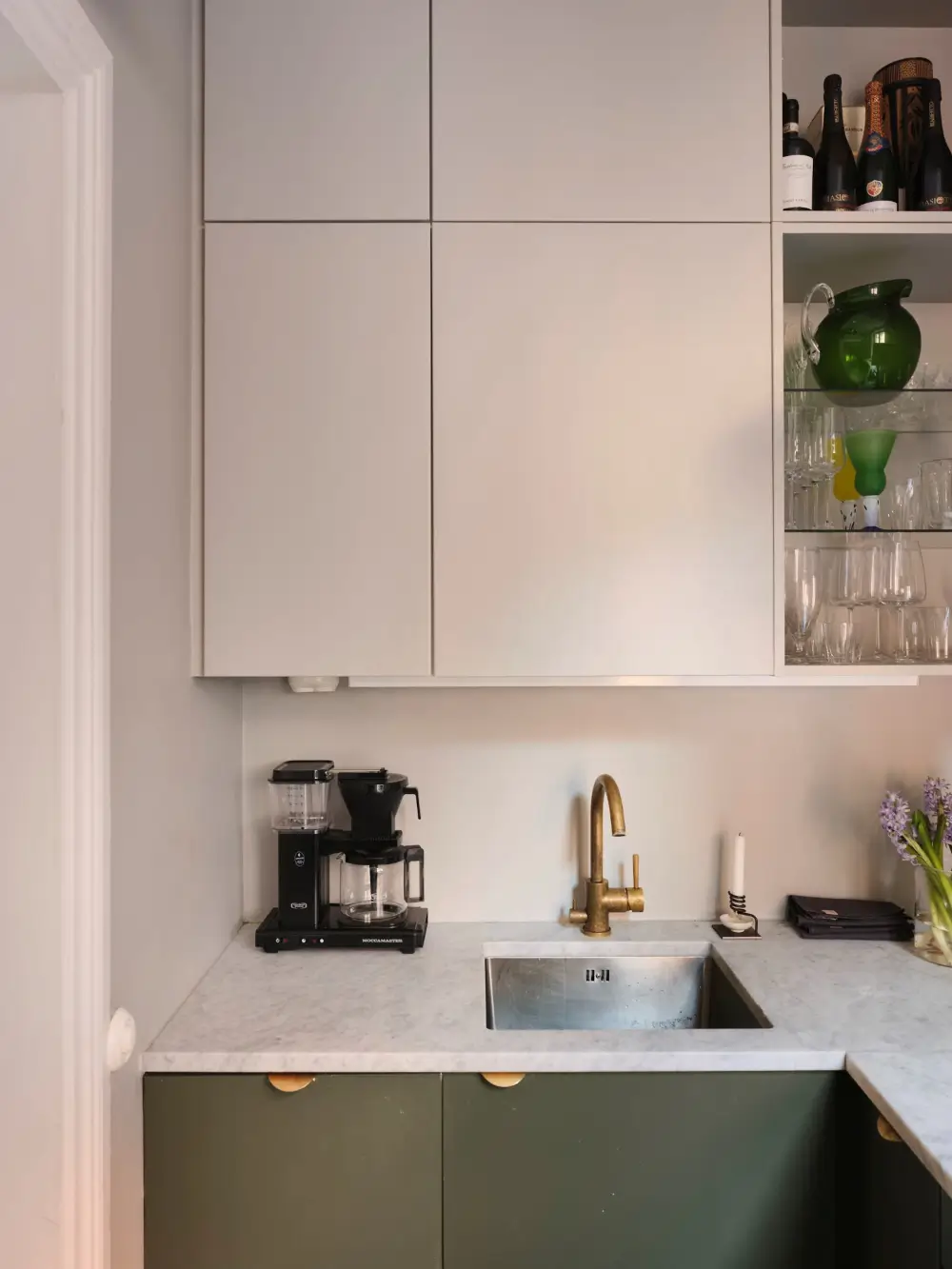 A Gray Turn-of-the-Century Apartment with a Green Kitchen 13 gray-turn-of-the-century-stockholm-apartment-green-kitchen-nordroom