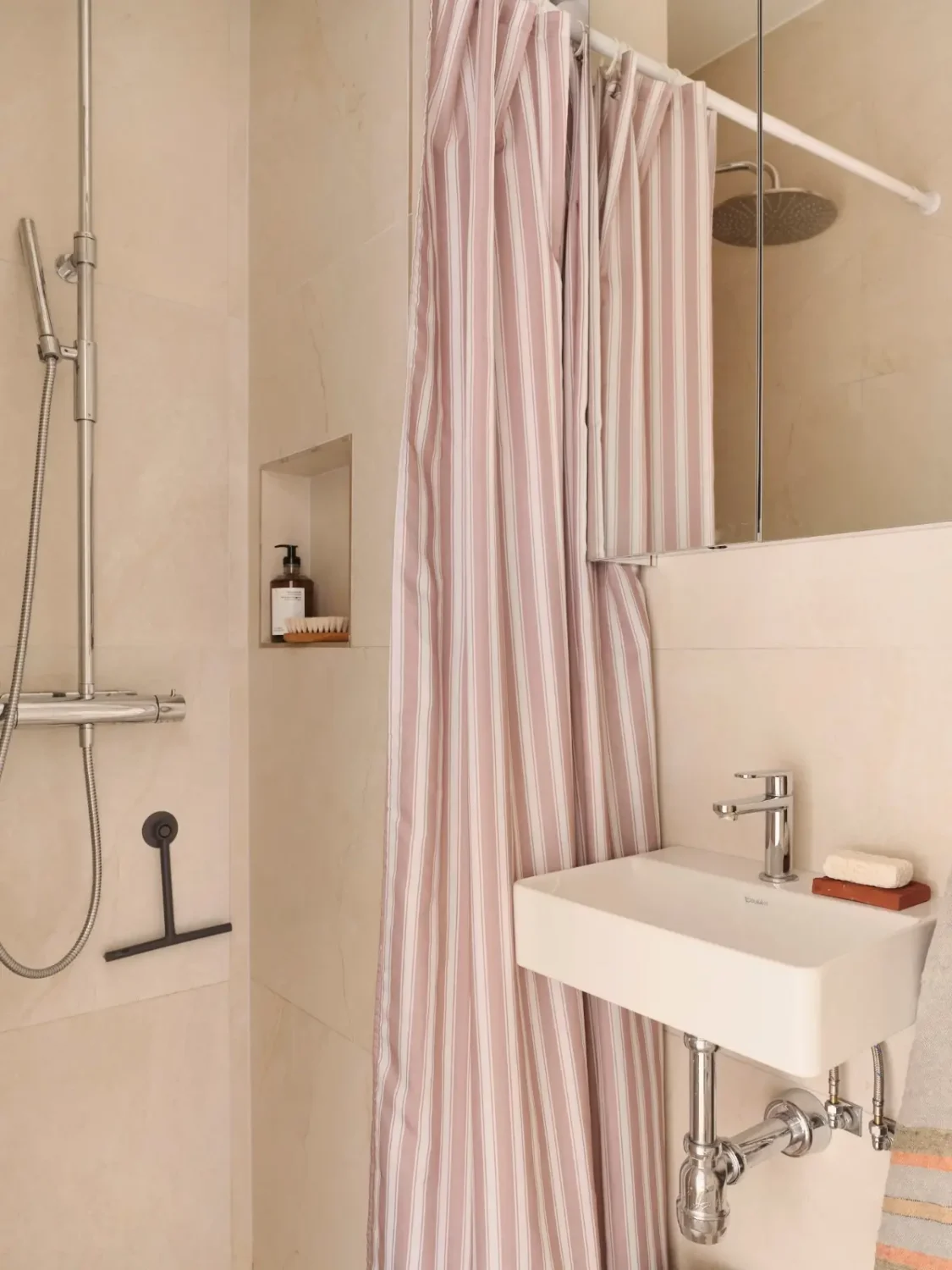 A Gray Turn-of-the-Century Apartment with a Green Kitchen 22 gray-turn-of-the-century-stockholm-apartment-green-kitchen-nordroom