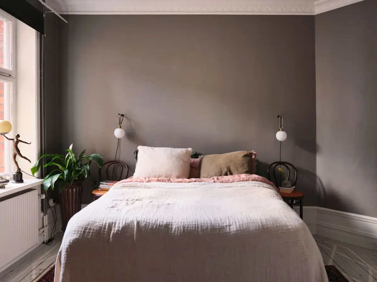 A Gray Turn-of-the-Century Apartment with a Green Kitchen 16 gray-turn-of-the-century-stockholm-apartment-green-kitchen-nordroom