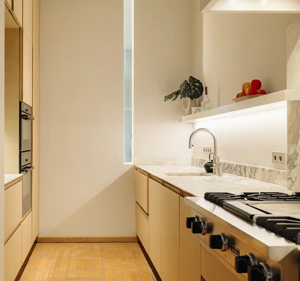 A Modern Amsterdam Townhouse with Huge Windows and a Sculptural Staircase 8 luxurious-modern-townhouse-amsterdam