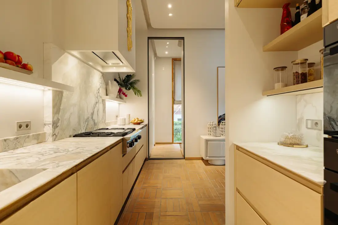 A Modern Amsterdam Townhouse with Huge Windows and a Sculptural Staircase 9 luxurious-modern-townhouse-amsterdam