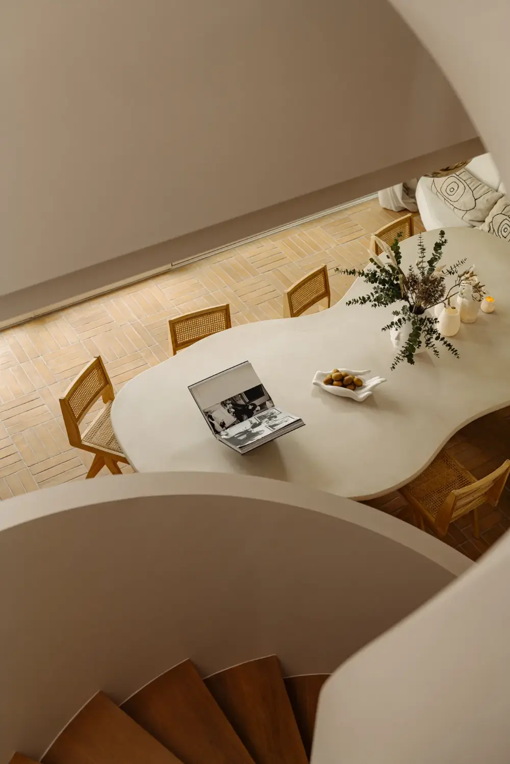 A Modern Amsterdam Townhouse with Huge Windows and a Sculptural Staircase 12 luxurious-modern-townhouse-amsterdam