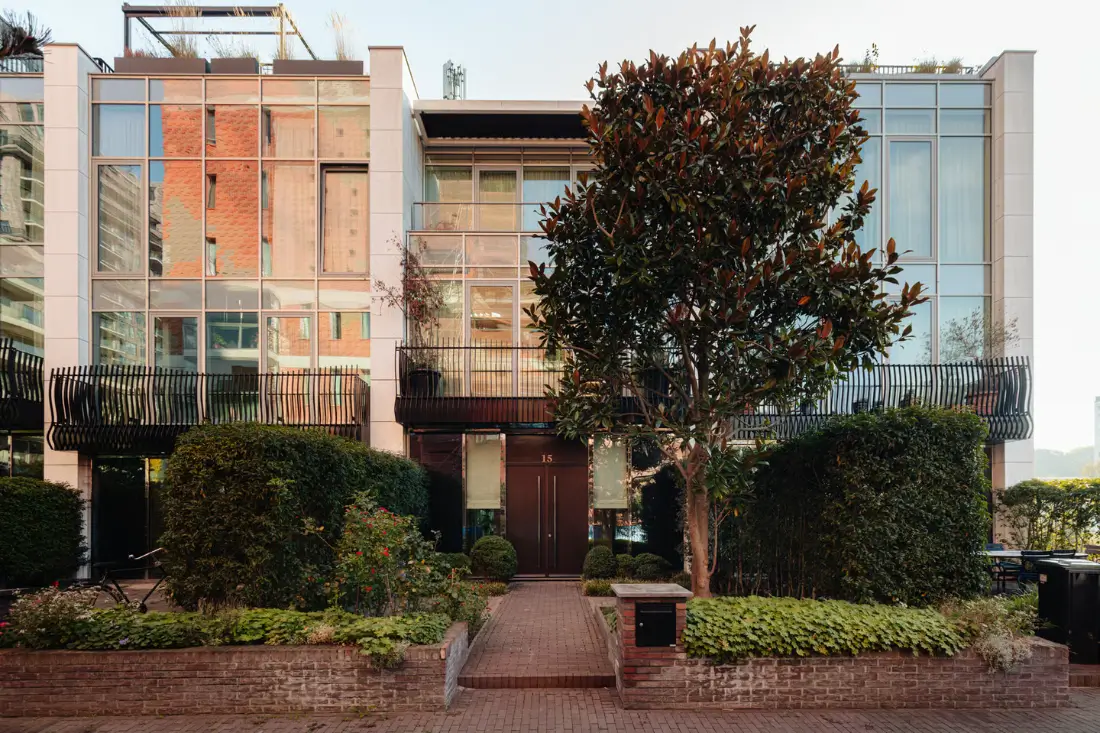 A Modern Amsterdam Townhouse with Huge Windows and a Sculptural Staircase 33 luxurious-modern-townhouse-amsterdam