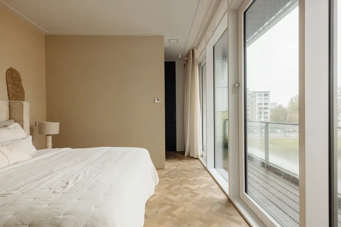 A Modern Amsterdam Townhouse with Huge Windows and a Sculptural Staircase 22 luxurious-modern-townhouse-amsterdam