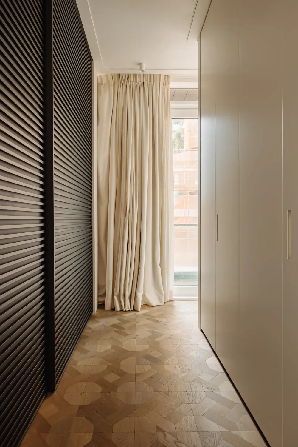 A Modern Amsterdam Townhouse with Huge Windows and a Sculptural Staircase 23 luxurious-modern-townhouse-amsterdam