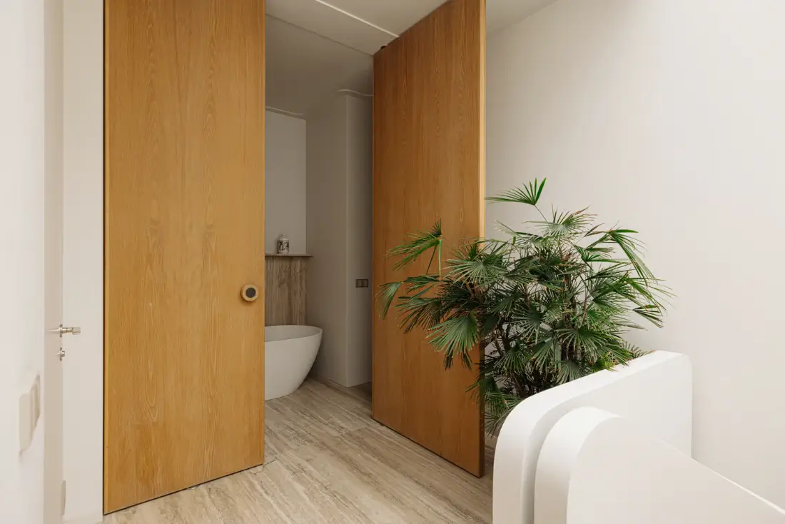 A Modern Amsterdam Townhouse with Huge Windows and a Sculptural Staircase 26 luxurious-modern-townhouse-amsterdam