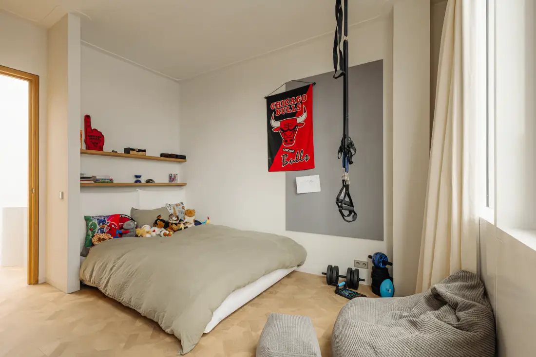 A Modern Amsterdam Townhouse with Huge Windows and a Sculptural Staircase 28 luxurious-modern-townhouse-amsterdam