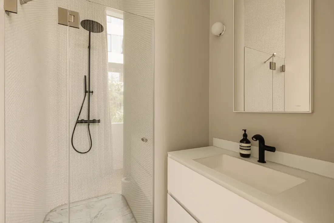 A Modern Amsterdam Townhouse with Huge Windows and a Sculptural Staircase 31 luxurious-modern-townhouse-amsterdam