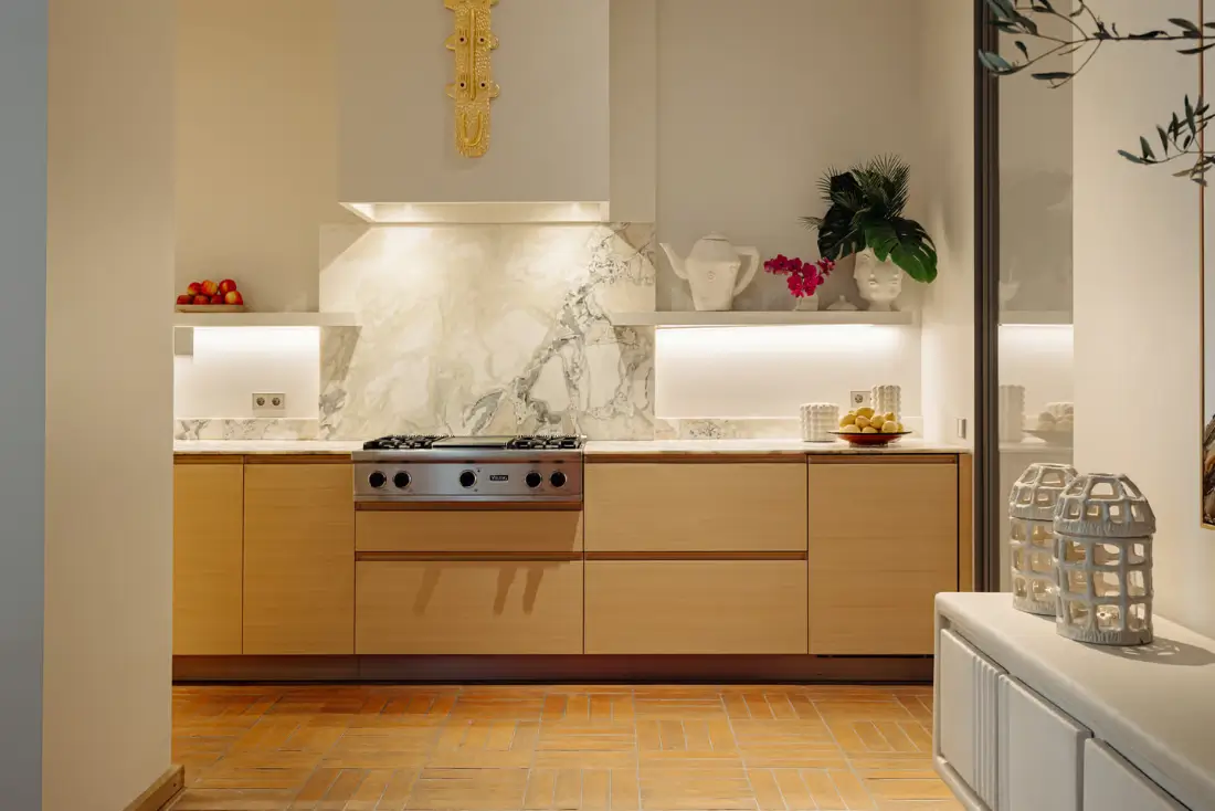 A Modern Amsterdam Townhouse with Huge Windows and a Sculptural Staircase 7 luxurious-modern-townhouse-amsterdam