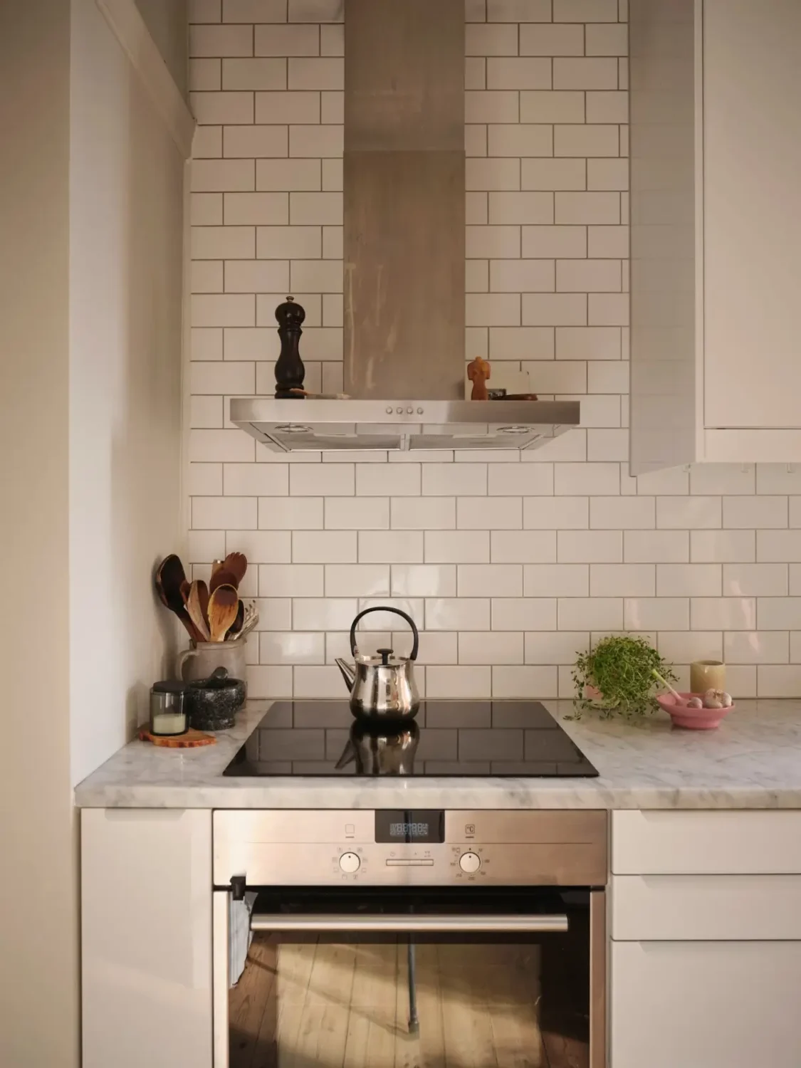 High Ceilings and Light Colors in a Minimalistic Stockholm Apartment 16 modern-scandi-interiors-period-features-1910-stockholm-apartment-nordroom