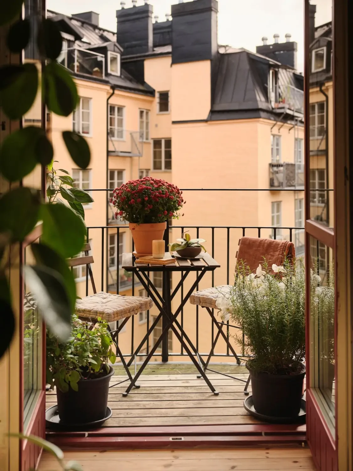 High Ceilings and Light Colors in a Minimalistic Stockholm Apartment 22 modern-scandi-interiors-period-features-1910-stockholm-apartment-nordroom