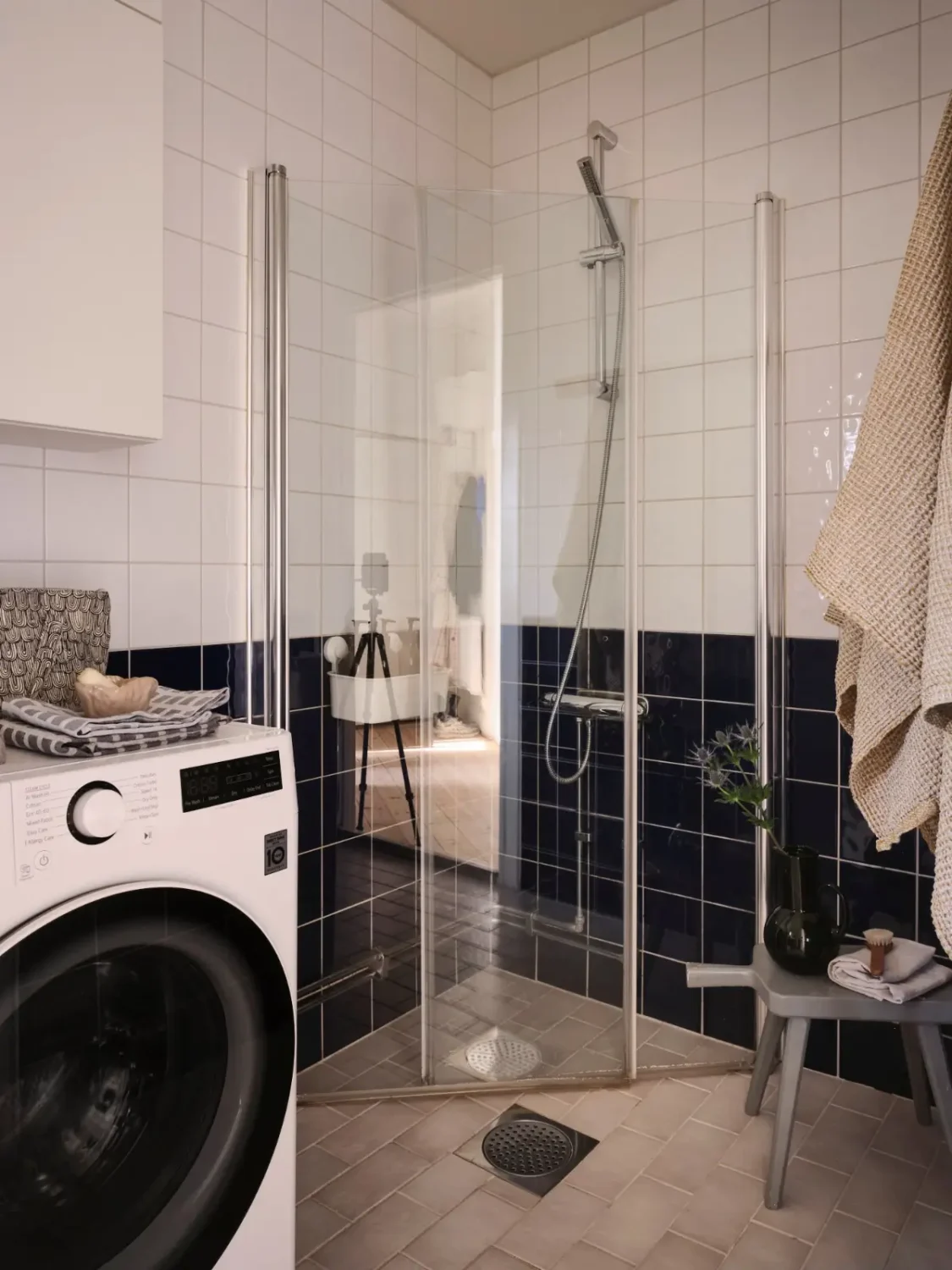 High Ceilings and Light Colors in a Minimalistic Stockholm Apartment 29 modern-scandi-interiors-period-features-1910-stockholm-apartment-nordroom