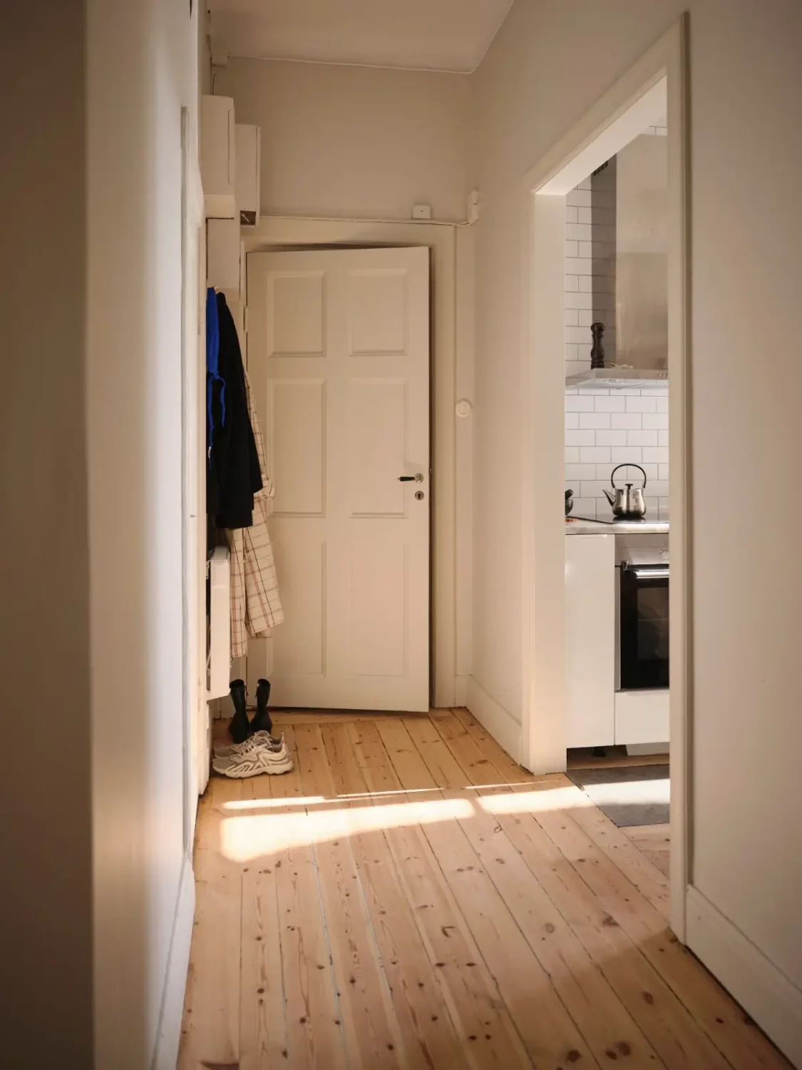 High Ceilings and Light Colors in a Minimalistic Stockholm Apartment 30 modern-scandi-interiors-period-features-1910-stockholm-apartment-nordroom