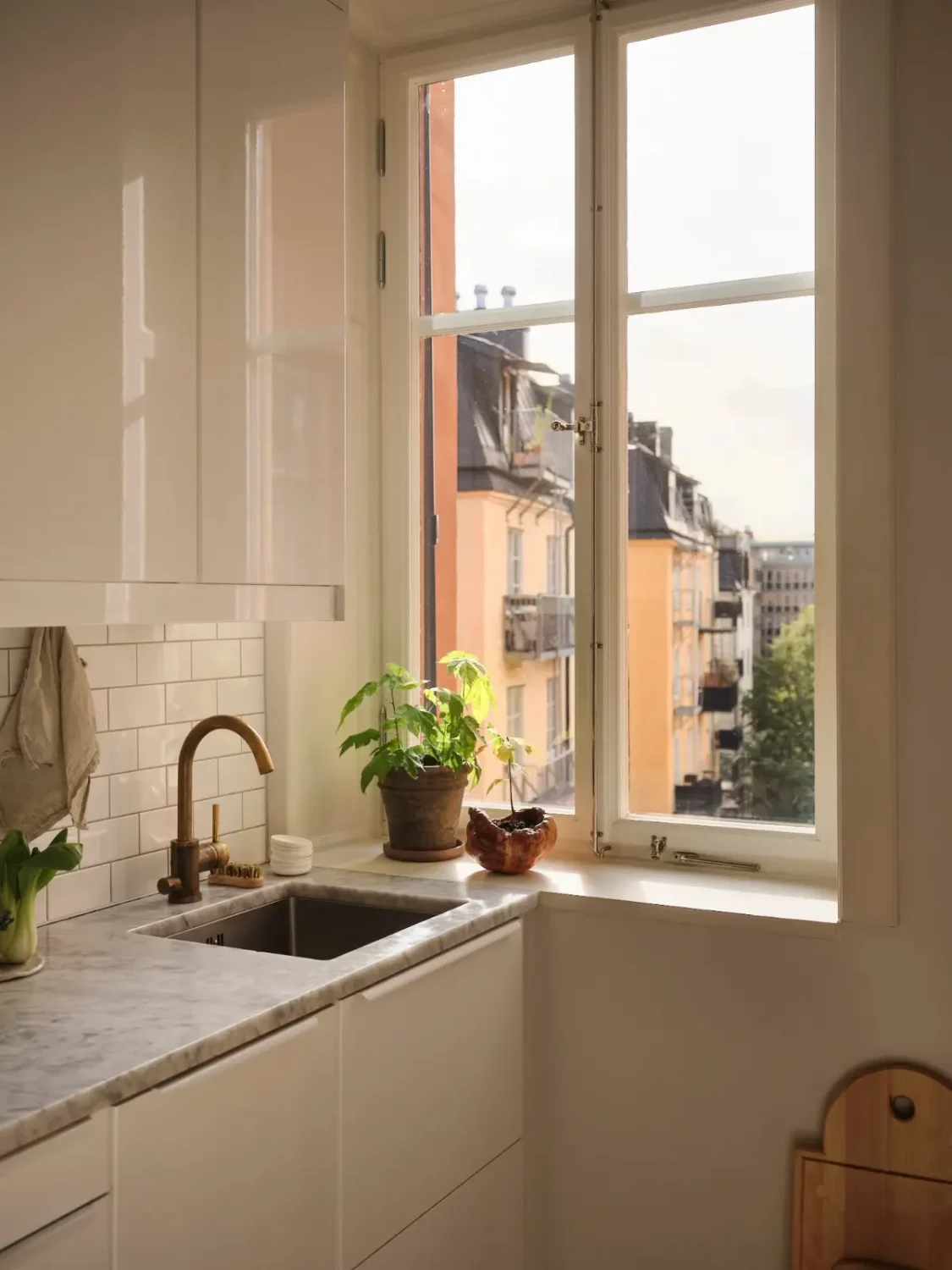 High Ceilings and Light Colors in a Minimalistic Stockholm Apartment 15 modern-scandi-interiors-period-features-1910-stockholm-apartment-nordroom