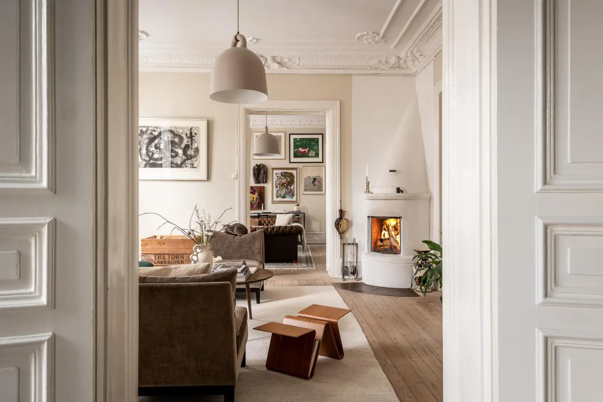 A Magnificent Historic Apartment with a Deep Green Bedroom 20 period-features-color-drenched-deep-green-bedroom-19th-century-apartment-nordroom