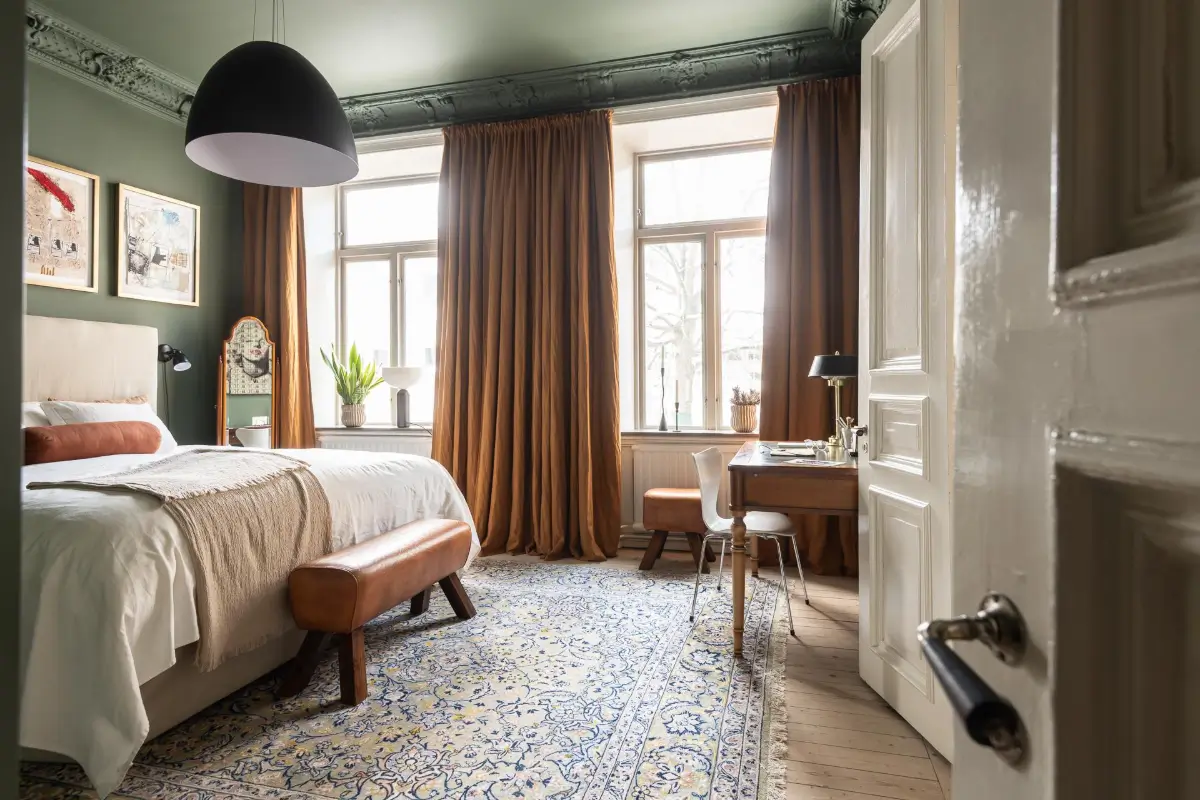 A Magnificent Historic Apartment with a Deep Green Bedroom 26 period-features-color-drenched-deep-green-bedroom-19th-century-apartment-nordroom