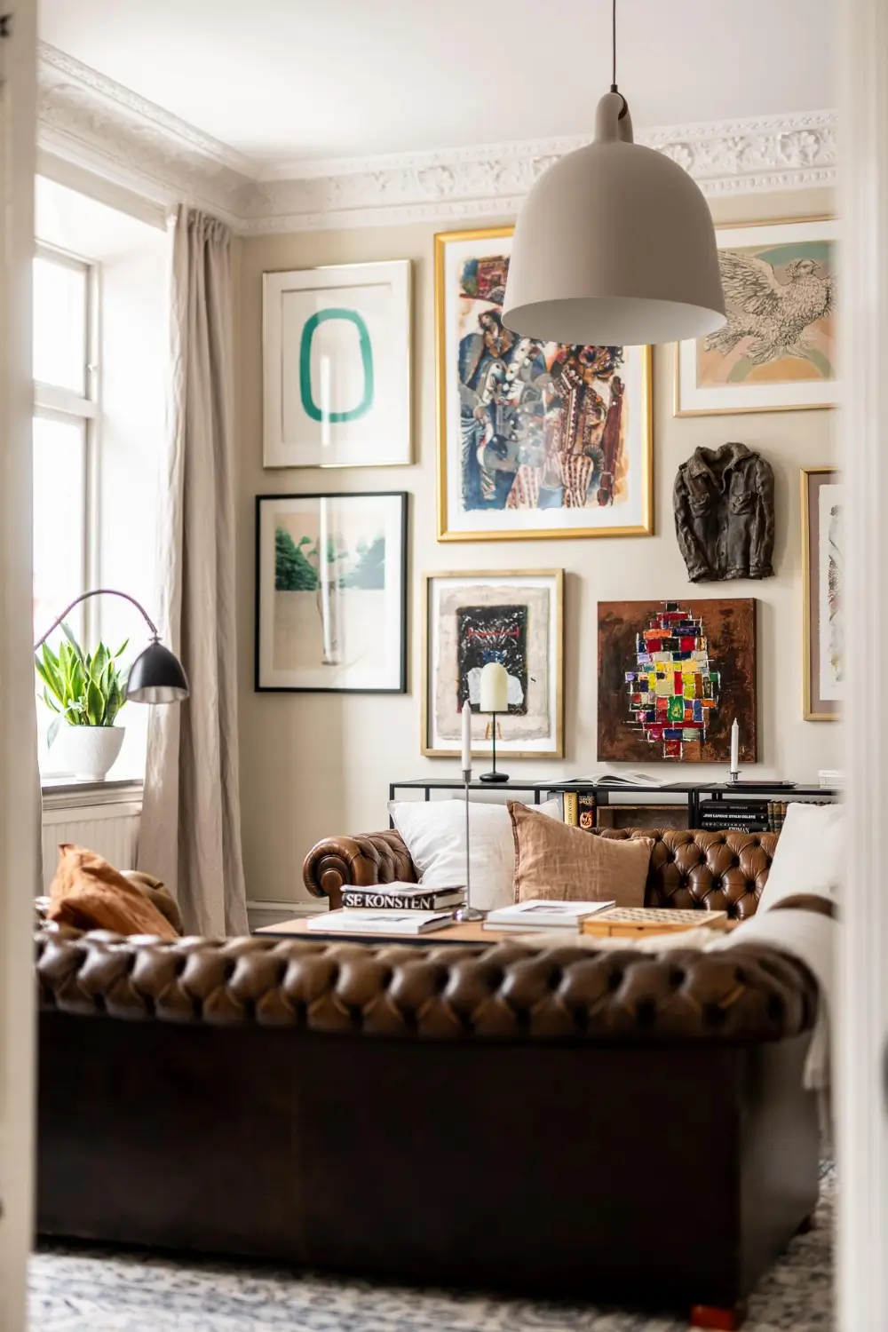 A Magnificent Historic Apartment with a Deep Green Bedroom 12 period-features-color-drenched-deep-green-bedroom-19th-century-apartment-nordroom