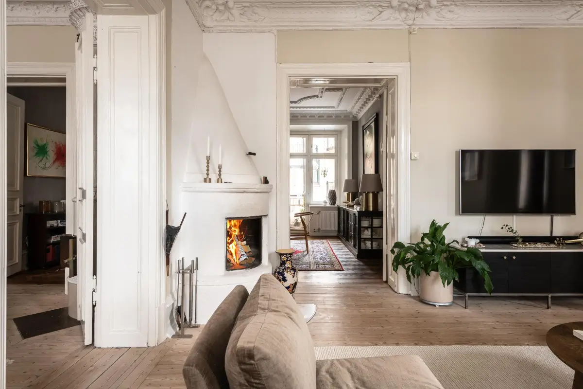 A Magnificent Historic Apartment with a Deep Green Bedroom 19 period-features-color-drenched-deep-green-bedroom-19th-century-apartment-nordroom
