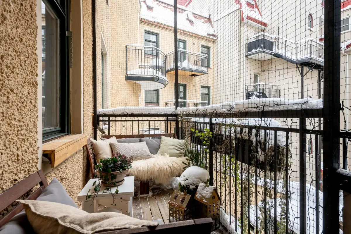 A Magnificent Historic Apartment with a Deep Green Bedroom 29 period-features-color-drenched-deep-green-bedroom-19th-century-apartment-nordroom