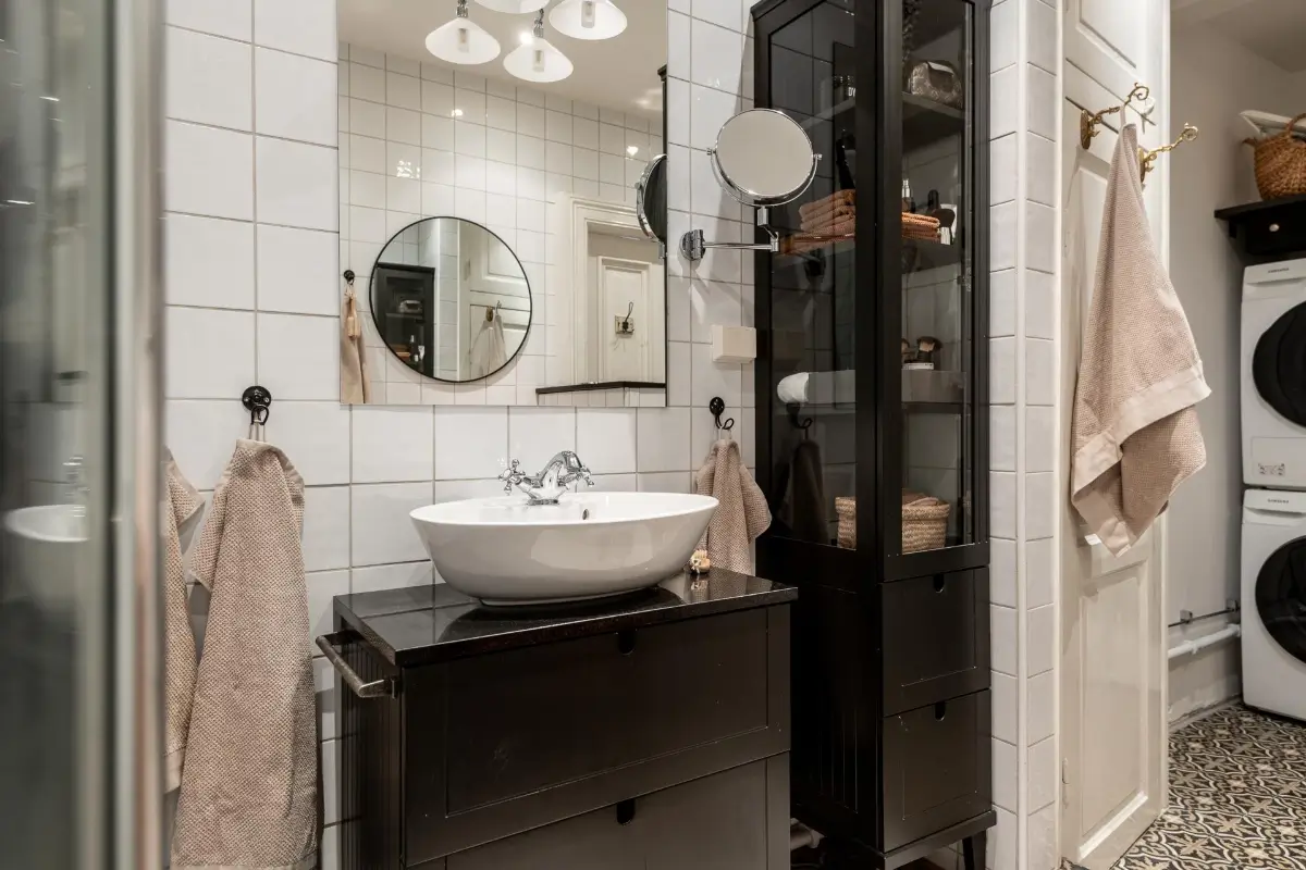 A Magnificent Historic Apartment with a Deep Green Bedroom 36 period-features-color-drenched-deep-green-bedroom-19th-century-apartment-nordroom