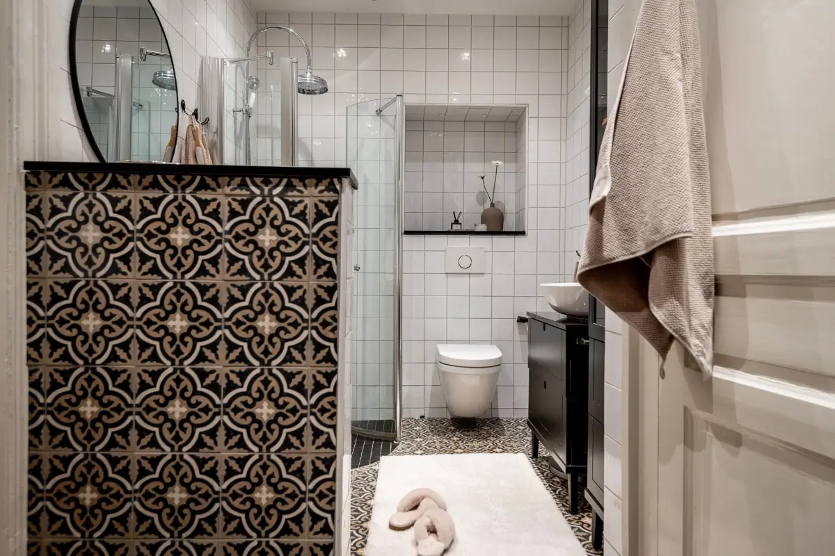 A Magnificent Historic Apartment with a Deep Green Bedroom 35 period-features-color-drenched-deep-green-bedroom-19th-century-apartment-nordroom