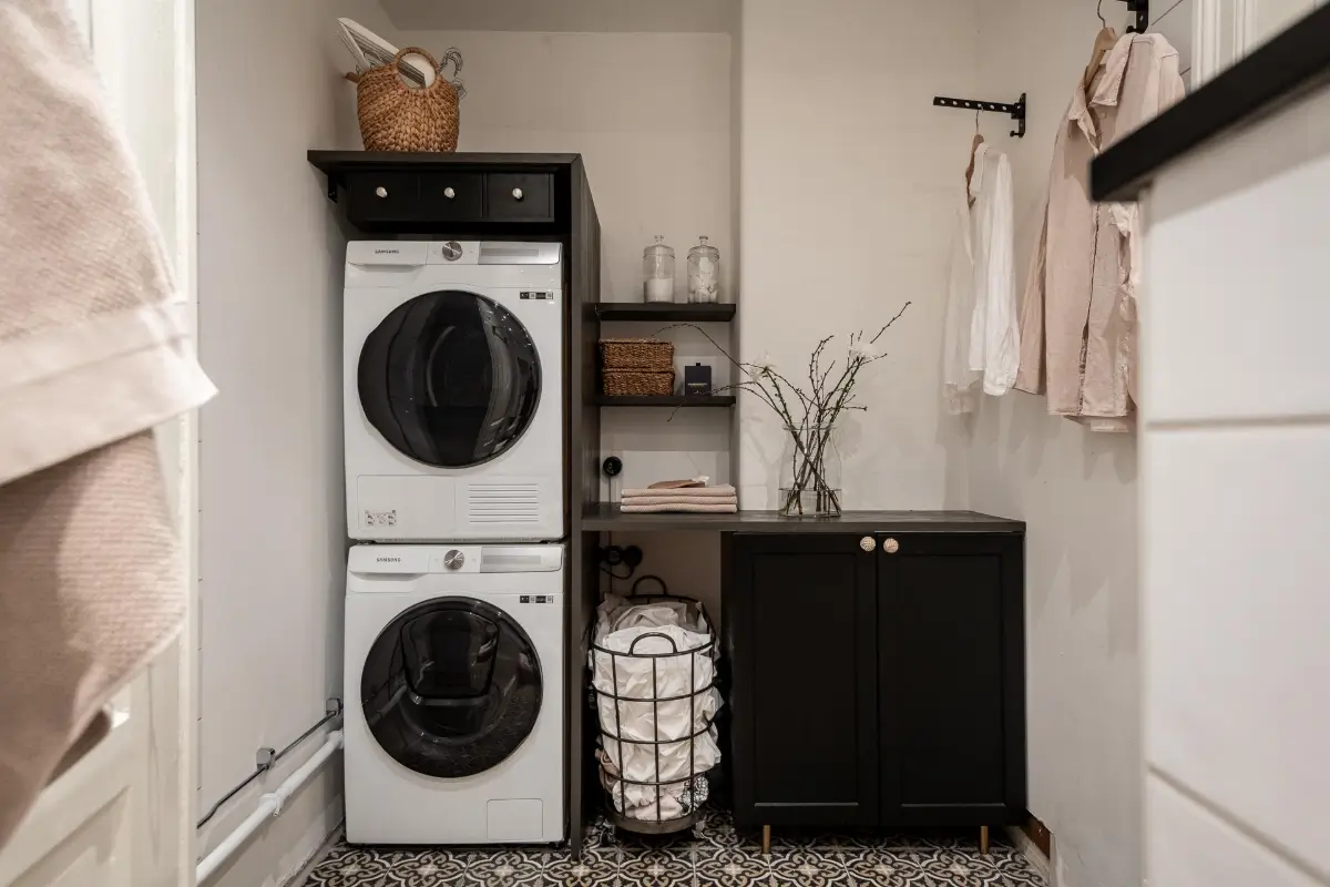 A Magnificent Historic Apartment with a Deep Green Bedroom 37 period-features-color-drenched-deep-green-bedroom-19th-century-apartment-nordroom