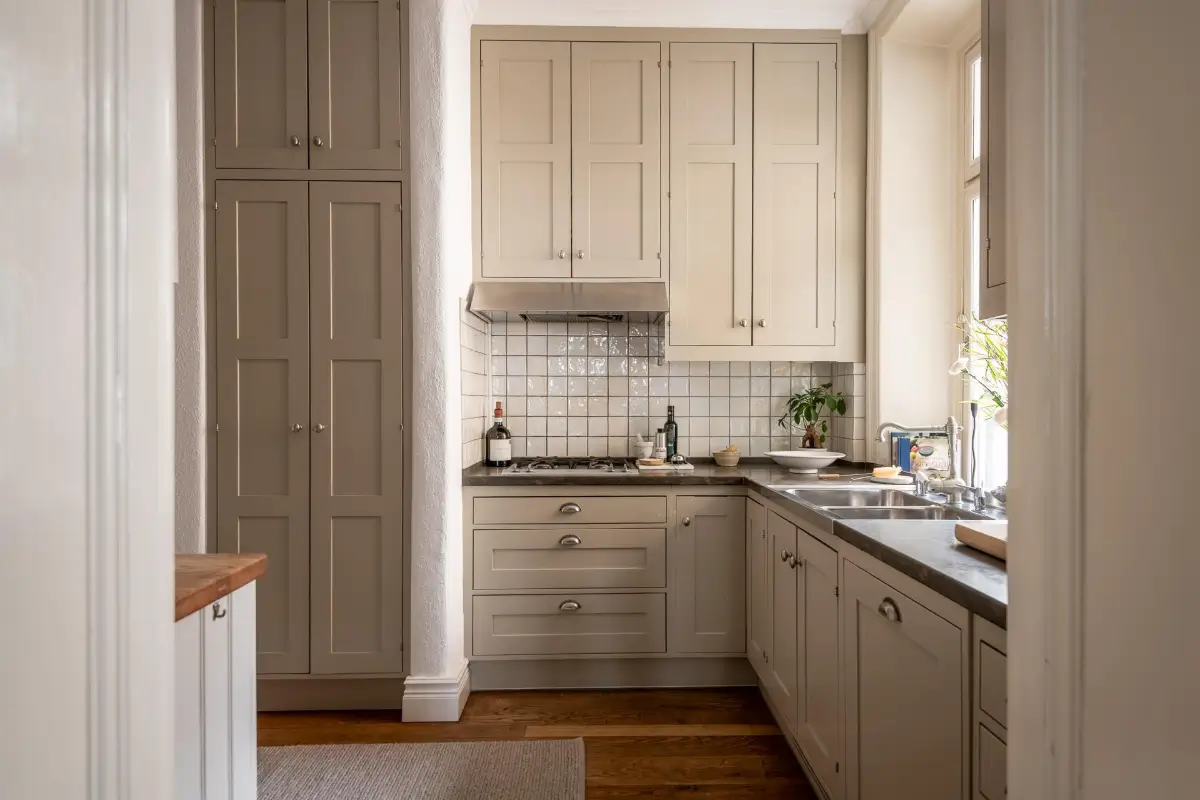A Magnificent Historic Apartment with a Deep Green Bedroom 8 period-features-color-drenched-deep-green-bedroom-19th-century-apartment-nordroom