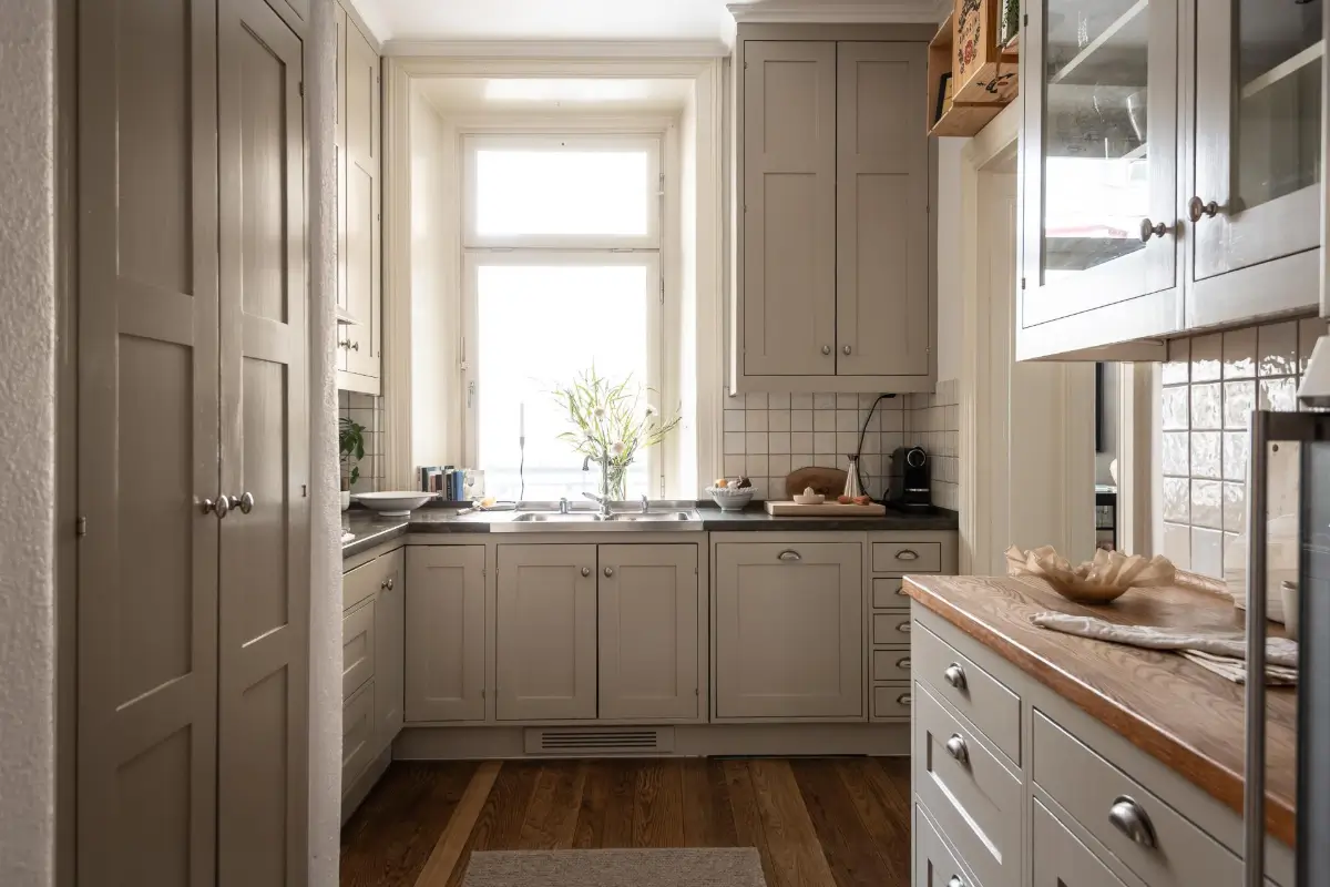 A Magnificent Historic Apartment with a Deep Green Bedroom 6 period-features-color-drenched-deep-green-bedroom-19th-century-apartment-nordroom