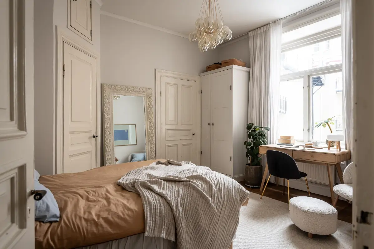 A Magnificent Historic Apartment with a Deep Green Bedroom 30 period-features-color-drenched-deep-green-bedroom-19th-century-apartment-nordroom